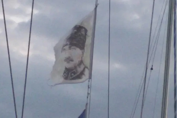 To Λιμενικό Λέσβου επενέβη και ξεκρέμασε σημαία με τον Κεμάλ σε σκάφος